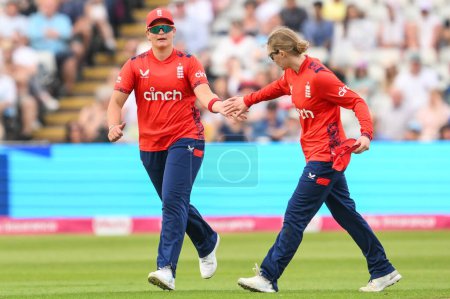 Foto de Danielle Gibson de Inglaterra y Charlie Dean de Inglaterra hola cinco durante el primer partido internacional T20 Inglaterra mujeres vs Pakistán mujeres en Edgbaston, Birmingham, Reino Unido, 11 de mayo 2024 - Imagen libre de derechos