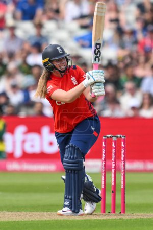 Foto de Sophie Ecclestone de Inglaterra corta el balón hasta el límite para 4 carreras durante el primer partido internacional de T20 Inglaterra vs mujeres de Pakistán en Edgbaston, Birmingham, Reino Unido, 11 de mayo de 2024 - Imagen libre de derechos