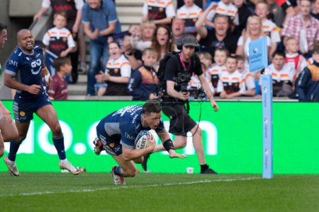 Photo for Sale Sharks full back Sam James dives over to score a try during the Gallagher Premiership match Sale Sharks vs Leicester Tigers at Salford Community Stadium, Eccles, United Kingdom, 10th May 2024 - Royalty Free Image