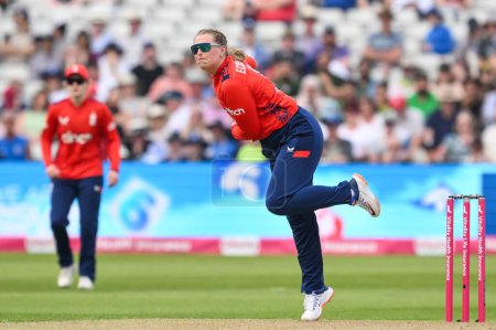 Foto de Sophie Ecclestone de Inglaterra entrega la pelota durante el primer partido internacional T20 Inglaterra vs Pakistán mujeres en Edgbaston, Birmingham, Reino Unido, 11 de mayo de 2024 - Imagen libre de derechos