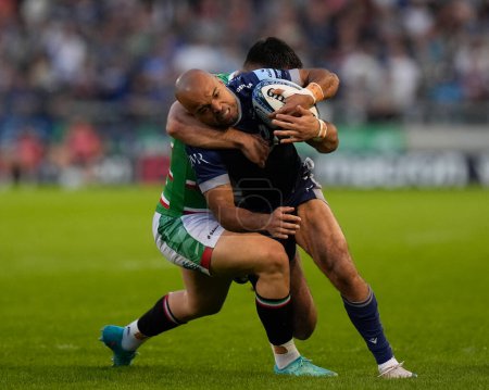 Téléchargez les photos : Sale Sharks wing Tom O'Flaherty is tackled by Leicester Tigers centre Dan Kelly during the Gallagher Premier ership match Sale Sharks vs Leicester Tigers at Salford Community Stadium, Eccles, Royaume-Uni, 10th May 2024 - en image libre de droit