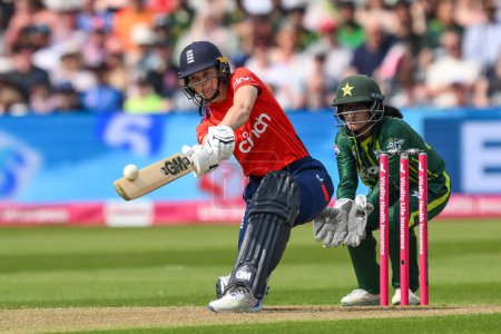 Foto de Amy Jones de Inglaterra barre la pelota, pero es atrapada por Natalia Parvaiz de Pakistán, boleada por Sadia Iqbal de Pakistán durante el primer partido internacional de T20 Inglaterra vs mujeres de Pakistán en Edgbaston, Birmingham, Reino Unido, 11 de mayo de 2024 - Imagen libre de derechos