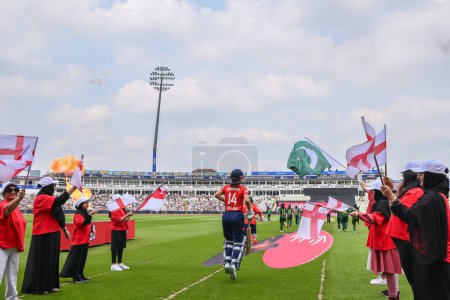 Foto de Maia Bouchier de Inglaterra entra al campo antes del primer partido internacional de T20 Inglaterra vs Pakistán femenino en Edgbaston, Birmingham, Reino Unido, el 11 de mayo de 2024 - Imagen libre de derechos