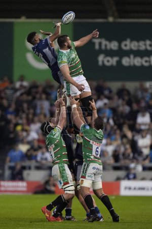 Foto de Leicester Tigers lock Harry Wells competes for a line out with Sale Sharks lock Hyron Andrews during the Gallagher Premiership match Sale Sharks vs Leicester Tigers at Salford Community Stadium, Eccles, United Kingdom, 10th May 2024 - Imagen libre de derechos