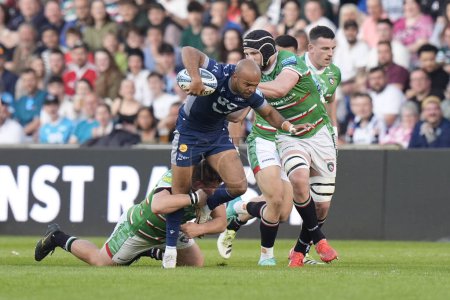Photo for Sale Sharks wing Tom O'Flaherty breaks past Leicester Tigers lock George Martin during the Gallagher Premiership match Sale Sharks vs Leicester Tigers at Salford Community Stadium, Eccles, United Kingdom, 10th May 2024 - Royalty Free Image