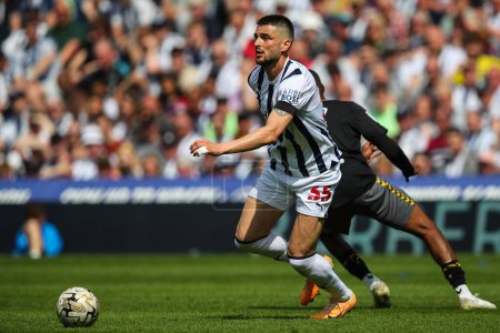 Photo for Okay Yokulu of West Bromwich Albion gets past Joe Aribo of Southampton during the Sky Bet Championship Play-Off Semi-Final First Leg match West Bromwich Albion vs Southampton at The Hawthorns, West Bromwich, United Kingdom, 12th May 2024 - Royalty Free Image