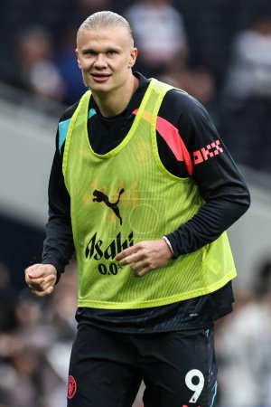 Photo for Erling Haaland of Manchester City during the pre-game warm up ahead of the Premier League match Tottenham Hotspur vs Manchester City at Tottenham Hotspur Stadium, London, United Kingdom, 14th May 2024 - Royalty Free Image