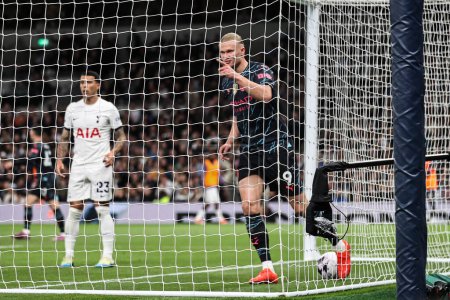 Photo for Erling Haaland of Manchester City celebrates his goal to make it 0-1 during the Premier League match Tottenham Hotspur vs Manchester City at Tottenham Hotspur Stadium, London, United Kingdom, 14th May 2024 - Royalty Free Image