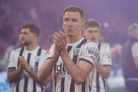 Photo for Jed Wallace of West Bromwich Albion claps fans at full time, during the Sky Bet Championship Play-Off Semi-Final Second Leg match Southampton vs West Bromwich Albion at St Mary's Stadium, Southampton, United Kingdom, 17th May 2024 - Royalty Free Image
