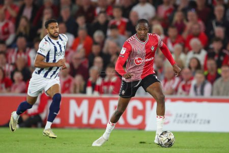 Photo for Joe Aribo of Southampton breaks forward with the ball, during the Sky Bet Championship Play-Off Semi-Final Second Leg match Southampton vs West Bromwich Albion at St Mary's Stadium, Southampton, United Kingdom, 17th May 2024 - Royalty Free Image
