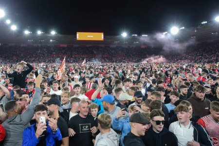 Téléchargez les photos : Les fans de Southampton envahissent le terrain alors qu'ils célèbrent leur victoire 3-1 à la suite du match de demi-finale du Sky Bet Championship Southampton vs West Bromwich Albion au St Mary's Stadium, Southampton, Royaume-Uni, 17 mai 2024 - en image libre de droit