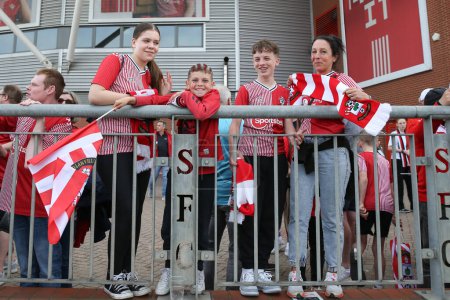 Photo for Southampton fans all smiles as they welcome the team bus ahead of the Sky Bet Championship Play-Off Semi-Final Second Leg match Southampton vs West Bromwich Albion at St Mary's Stadium, Southampton, United Kingdom, 17th May 2024 - Royalty Free Image