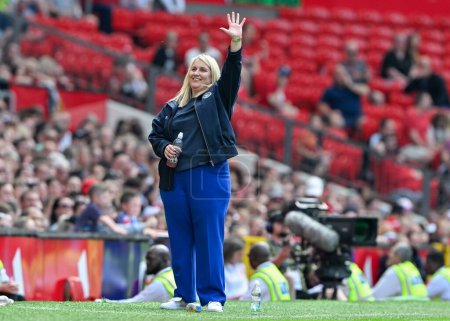 Téléchargez les photos : Emma Hayes manager of Chelsea Women indicates the scoreline to the Chelsea fans, during the The FA Women's Super League match Manchester United Women vs Chelsea FC Women at Old Trafford, Manchester, United Kingdom, 18th May 2024 - en image libre de droit