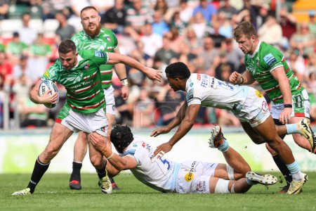 Téléchargez les photos : Freddie Steward of Leicester Tigers breaks through the tackle of Dafydd Jenkins of Exeter Chiefs during the Gallagher Premiership match Leicester Tigers vs Exeter Chiefs at Mattioli Woods Welford Road, Leicester, United Kingdom, 18th May 2024 - en image libre de droit