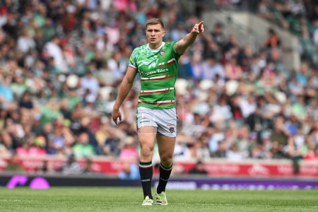 Téléchargez les photos : Jack van Poortvliet of Leicester Tigers gives his team instructions during the Gallagher Premiership match Leicester Tigers vs Exeter Chiefs at Mattioli Woods Welford Road, Leicester, United Kingdom, 18th May 2024 - en image libre de droit