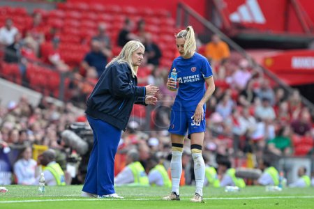 Foto de Emma Hayes manager of Chelsea Women speaks with Aggie Beever-Jones of Chelsea Women, during the The FA Women's Super League match Manchester United Women vs Chelsea FC Women at Old Trafford, Manchester, United Kingdom, 18th May 2024 - Imagen libre de derechos