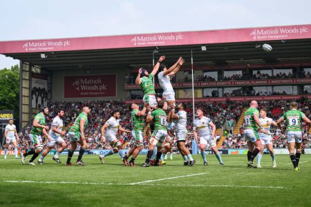 Téléchargez les photos : Dafydd Jenkins of Exeter Chiefs claims the line out during the Gallagher Premiership match Leicester Tigers vs Exeter Chiefs at Mattioli Woods Welford Road, Leicester, United Kingdom, 18th May 2024 - en image libre de droit