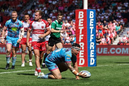 Téléchargez les photos : Tyler Dupree of Wigan Warriors goes over for a try during the Betfred Challenge Cup Semi-Final Hull KR v Wigan Warriors at Eco-Power Stadium, Doncaster, United Kingdom, 18th May 2024 - en image libre de droit