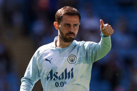 Photo for Bernardo Silva of Manchester City gives a thumbs up during the pre match warm up ahead of the Premier League match Manchester City vs West Ham United at Etihad Stadium, Manchester, United Kingdom, 19th May 2024 - Royalty Free Image