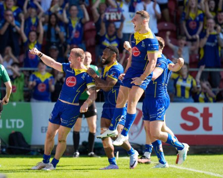 Photo for Warrington Wolves players celebrate with try scorer Matt Dufty of Warrington Wolves during the Betfred Challenge Cup Semi-Final match Huddersfield Giants vs Warrington Wolves at Totally Wicked Stadium, St Helens, United Kingdom, 19th May 2024 - Royalty Free Image