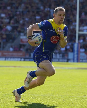 Téléchargez les photos : Matt Dufty of Warrington Wolves breaks through to score a try during the Betfred Challenge Cup Semi-Final match Huddersfield Giants vs Warrington Wolves at Totally Wicked Stadium, St Helens, United Kingdom, 19th May 2024 - en image libre de droit