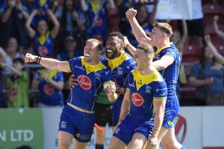 Photo for Warrington Wolves players celebrate with try scorer Matt Dufty of Warrington Wolves during the Betfred Challenge Cup Semi-Final match Huddersfield Giants vs Warrington Wolves at Totally Wicked Stadium, St Helens, United Kingdom, 19th May 2024 - Royalty Free Image