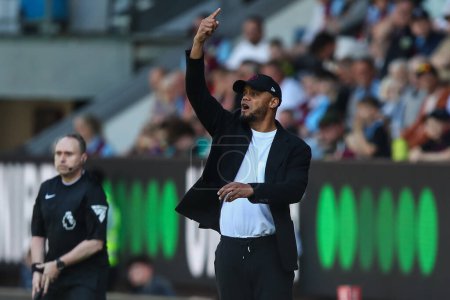 Photo for Vincent Kompany manager of Burnley gives his players instructions during the Premier League match Burnley vs Nottingham Forest at Turf Moor, Burnley, United Kingdom, 19th May 2024 - Royalty Free Image