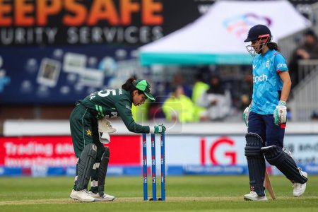 Foto de Najiha Alvi de Pakistán corrige los wickets durante el partido Inglaterra Mujeres contra Pakistán Women 1st Metro Bank ODI Inglaterra contra Pakistán en The Incora County Ground, Derby, Reino Unido, 23 de mayo de 2024 - Imagen libre de derechos