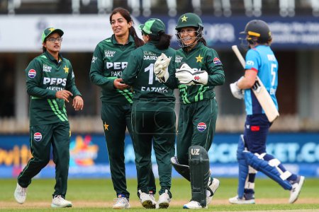 Foto de Najiha Alvi de Pakistán celebra el despido de Heather Knight de Inglaterra durante el partido ODI Inglaterra vs Pakistán Women 1st Metro Bank Inglaterra vs Pakistán en The Incora County Ground, Derby, Reino Unido, 23 de mayo de 2024 - Imagen libre de derechos