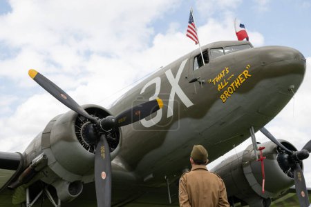 Téléchargez les photos : A reenactor looks at C-47 That's All, Brother during, Shuttleworth D-Day Weekend at Shuttleworth, Biggleswade, Royaume-Uni, 25 mai 2024 - en image libre de droit