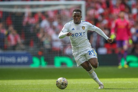 Photo for Wilfried Gnonto of Leeds United breaks with the ball during the Sky Bet Championship Play-Off Final match Leeds United vs Southampton at Wembley Stadium, London, United Kingdom, 26th May 2024 - Royalty Free Image