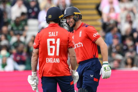 Foto de Phil Salt de Inglaterra y Jos Buttler de Inglaterra conversando durante el partido de Vitality T20 International Series Inglaterra vs Pakistán en Edgbaston, Birmingham, Reino Unido, el 25 de mayo de 2024 - Imagen libre de derechos