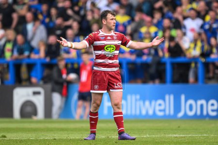 Photo for Harry Smith of Wigan Warriors appeals to referee Jack Smith during the Betfred Super League Round 13 match Warrington Wolves vs Wigan Warriors at Halliwell Jones Stadium, Warrington, United Kingdom, 1st June 2024 - Royalty Free Image