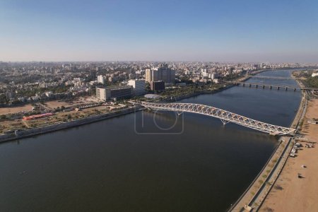 Foto de Atal Bridge Ahmedabad Gujarat India. Atal Bridge es un puente peatonal triangular en Sabarmati Riverfront en el río Sabarmati en Ahmedabad, Gujarat, India.. - Imagen libre de derechos