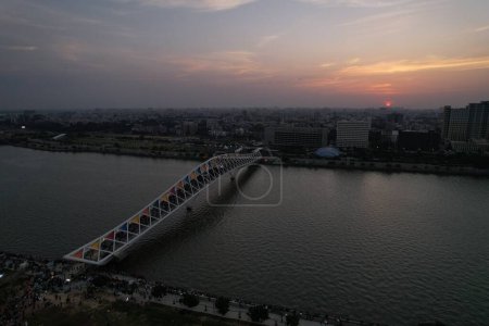 Téléchargez les photos : Pont Atal Ahmedabad Gujarat Inde. Le pont Atal est un pont à treillis triangulaire piétonnier à Sabarmati Riverfront sur la rivière Sabarmati à Ahmedabad, Gujarat, Inde.. - en image libre de droit