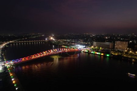 Pont Atal Ahmedabad Gujarat Inde. Le pont Atal est un pont à treillis triangulaire piétonnier à Sabarmati Riverfront sur la rivière Sabarmati à Ahmedabad, Gujarat, Inde..