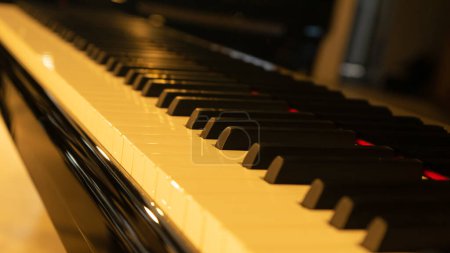 Téléchargez les photos : Piano keys of a black piano - en image libre de droit