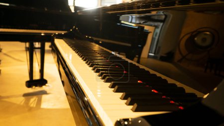 Téléchargez les photos : Touches de piano d'un piano noir - en image libre de droit