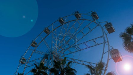 Téléchargez les photos : View of giant Ferris wheel at dusk - en image libre de droit