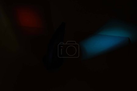 Foto de Blur y oscuro de la luz throgh y reflec muchos colores del espejo dicroico. - Imagen libre de derechos