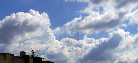 Téléchargez les photos : Des nuages se forment au-dessus du bâtiment.. - en image libre de droit