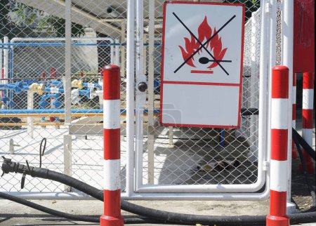 Foto de Una etiqueta que advierte que no hay fuego en esta área cuelga de la puerta del control de la gasolinera. - Imagen libre de derechos