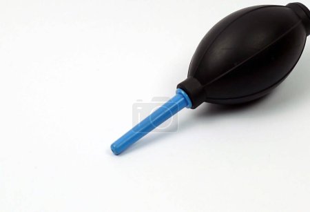Foto de Una bola de goma negra para soplar el viento sobre fondos blancos. - Imagen libre de derechos