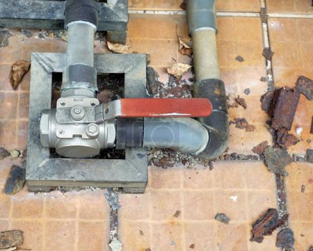 Téléchargez les photos : A old water valve installed on tile floor. - en image libre de droit