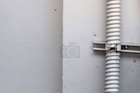 Téléchargez les photos : Le drain de climatiseur fixé aux piliers du bâtiment - en image libre de droit