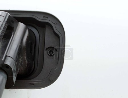 Téléchargez les photos : Une tête de prise se connecte à la voiture EV pour charger. - en image libre de droit