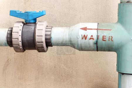 Foto de Una válvula de pvc se conecta para suministrar agua - Imagen libre de derechos