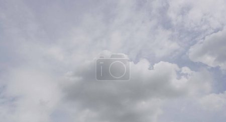 Téléchargez les photos : Un ciel avec un gros plan nuageux pour le fond de la nature. - en image libre de droit
