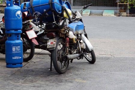 Téléchargez les photos : Un séjour moto dans le magasin de réservoir d'essence avant préparant la livraison au client. - en image libre de droit