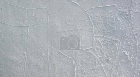 Téléchargez les photos : Une surface d'une fissure murale en béton blanc et une étamine rayée pour un design créatif pour la texture et le fond. - en image libre de droit